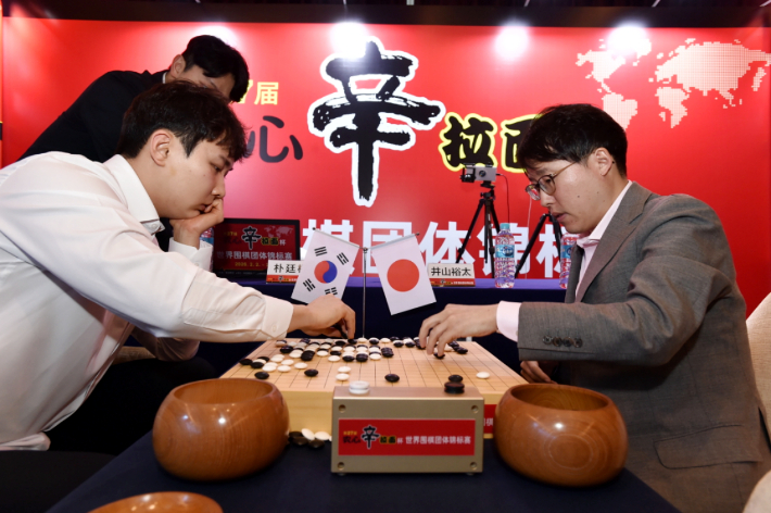 박정환 9단(사진 왼쪽) vs 이야마 유타 9단. 사진은 복기 장면. 한국기원 제공 