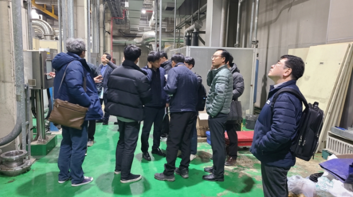 전문가들이 수영하수 부지집약시설 교체공사 현장을 살펴보고 있다. 부산시 제공