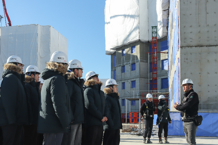 계룡건설 신입사원들이 둔산 엘리프 더 센트럴 건설 현장에서 공사 관리 직원의 인솔 아래 견학을 하고 있다. 계룡건설 제공