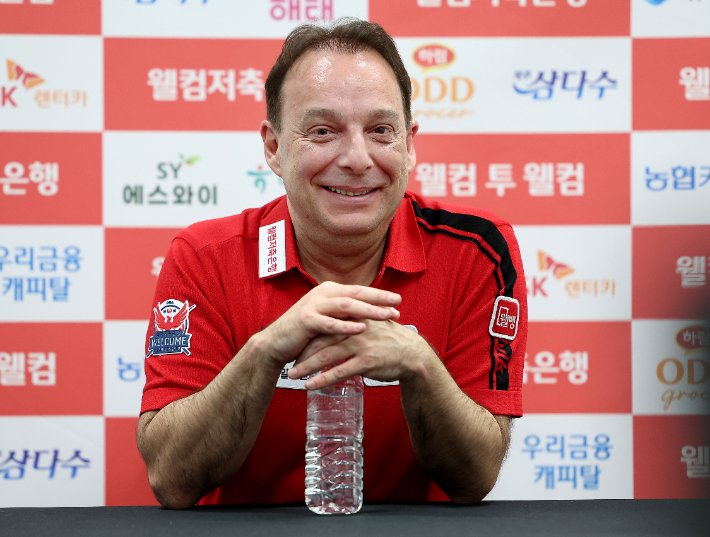 기자 회견에 나선 산체스. PBA 