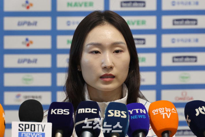 2026 제25회 2026 밀라노·코르티나담페초 동계올림픽에 참가하는 쇼트트랙 최민정이 지난달 30일 인천국제공항 제2여객터미널을 통해 출국하기 전 취재진과 인터뷰하는 모습. 박종민 기자 