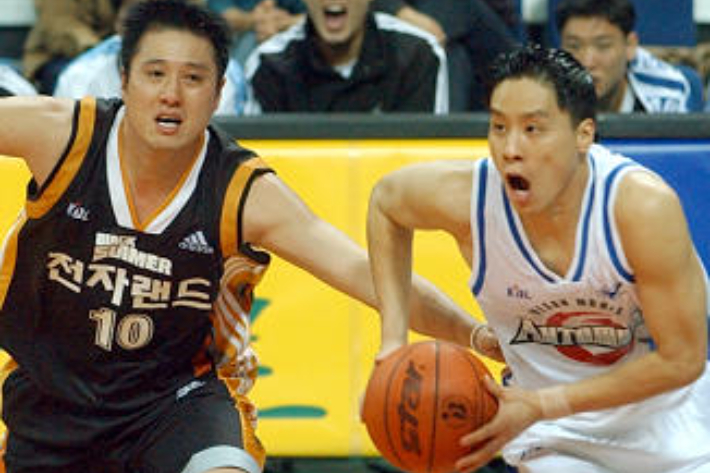 2003년 12월 열린 모비스와 전자랜드의 경기. 우지원(오른쪽)과 문경은이 경합 중이다. 연합뉴스