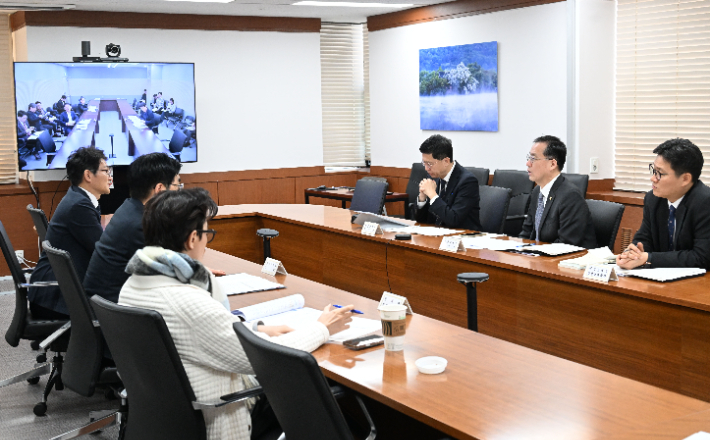 이형일 재정경제부(오른쪽 두 번째) 1차관이 3일 서울 종로구 정부서울청사에서 열린 물가관계차관회의룰 주재하고 있다. 재정경제부 제공