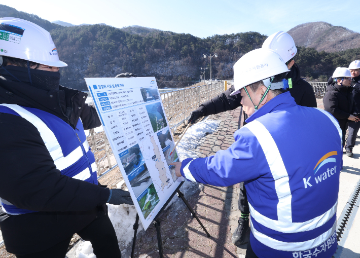윤석대 한국수자원공사 사장(오른쪽)이 강원 삼척 광동댐 댐마루에서 저수 상황 등을 점검하고 있다. 수자원공사 제공