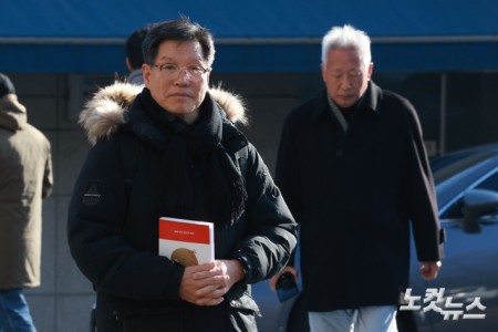 사자명예훼손과 집회 및 시위에 관한 법률 위반 등의 혐의를 받는 김병헌 위안부법폐지국민행동 대표가 3일 오전 서울 서초경찰서에 피의자 신분으로 조사를 받기 위해 출석하고 있다.