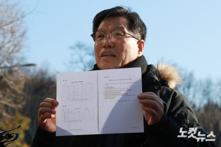 사자명예훼손과 집회 및 시위에 관한 법률 위반 등의 혐의를 받는 김병헌 위안부법폐지국민행동 대표가 3일 오전 서울 서초경찰서에 피의자 신분으로 출석하며 취재진의 질문에 답변하고 있다.