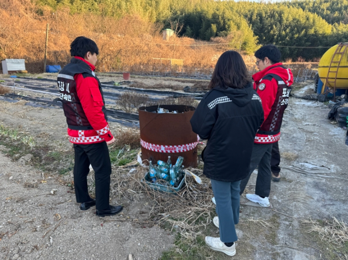포항시 단속반이 2026년 불법 소각 특별단속을 하고 있다. 포항시 제공
