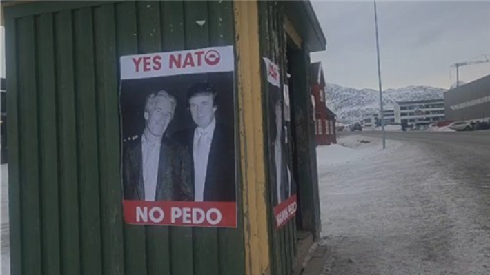 미성년 성착취범 엡스타인과 나란히 찍은 젊은 시절의 트럼프 대통령 포스터가 붙어있다. 연합뉴스