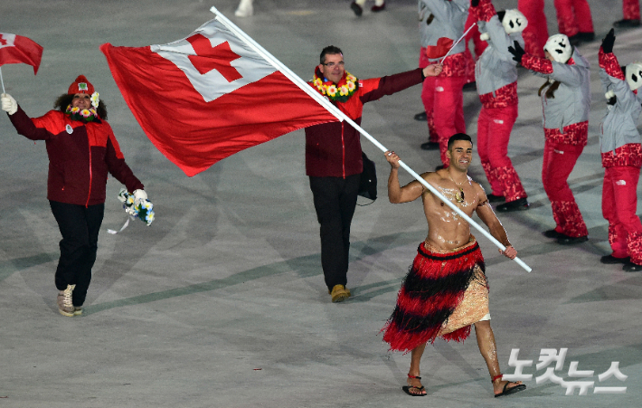 2018 평창동계올림픽 개회식에서 통가 선수단의 기수 피타니콜라스 타우파토푸아가 국기를 흔들며 입장하고 있다. 자료사진