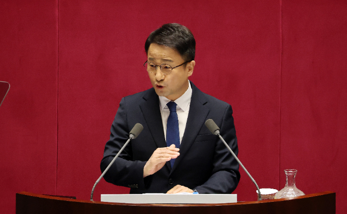 더불어민주당 한병도 원내대표가 3일 국회에서 열린 제432회 국회(임시회) 제2차 본회의에서 국정에 관한 교섭단체 대표 연설을 하고 있다. 연합뉴스