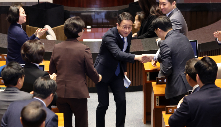 교섭단체 대표 연설 마치고 의원들과 악수하는 한병도 원내대표. 연합뉴스