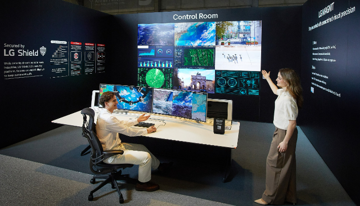LG전자가 ISE 2026에서 호텔, 관제실, 미팅룸, 드라이브스루 등 공간 특성 맞춰 디스플레이 솔루션을 최적화해 제시한다. 안정적인 디스플레이 운영과 보안이 중요한 관제실 공간에서는 LG전자의 통합 보안시스템 'LG 쉴드(LG Shield)'도 소개한다. LG전자 제공