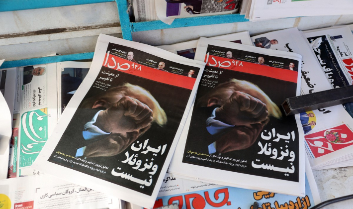 트럼프 대통령의 사진과 함께 '이란은 베네수엘라가 아니다'라는 문구가 실린 이란 신문. 연합뉴스