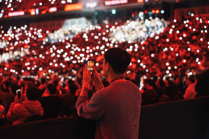 지난달 31일 인천 영종도 인스파이어 아레나에서 개최한 '블랙컴뱃 16 : 엑소더스' 대회에서 한 관중이 경기장 전경을 촬영하고 있다. 블랙컴뱃 제공