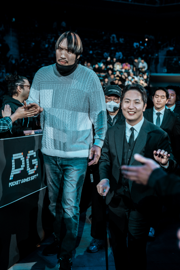 지난달 31일 인천 영종도 인스파이어 아레나에서 개최한 '블랙컴뱃 16 : 엑소더스' 대회에 최홍만(사진 왼쪽)이 깜짝 등장했다. 최홍만의 오른쪽은 블랙컴벳 박평화 대표. 블랙컴뱃 제공