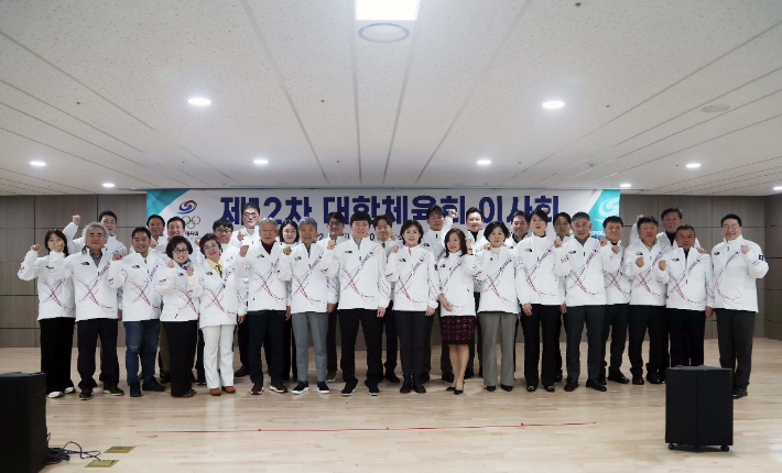 2일 서울 송파구 올림픽회관에서 열린 제12차 대한체육회 이사회에서 참석자들이 기념 촬영하고 있다. 대한체육회