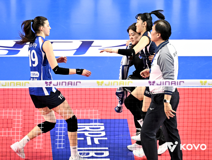 부축받으며 코트 빠져나가는 임명옥. 한국배구연맹