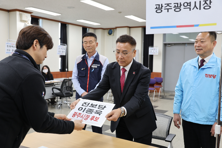 진보당 이종욱 후보가 3일 오전 광주광역시장 예비후보 등록을 마치고 본격 선거운동에 돌입했다. 진보당 광주시당 제공