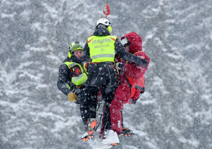 레이스에서 넘어진 뒤 헬기로 이동하는 본(오른쪽). 연합뉴스