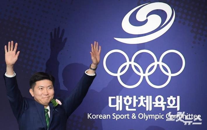지난해 1월 14일 서울 송파구 올림픽공원 올림픽홀에서 열린 제42대 대한체육회장선거에서 당선된 유승민 후보가 손을 들어 기뻐하고 있다. 박종민기자