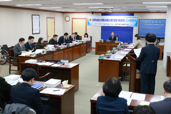 전라남도 사회서비스원 신미경 원장 후보자에 대한 전라남도의회 인사청문회가 3일 보건복지환경위원회 회의실에서 열린 가운데 신 후보자가 전남도 사회서비스원 운영 방향 등을 밝히고 있다. 전남도의회 제공