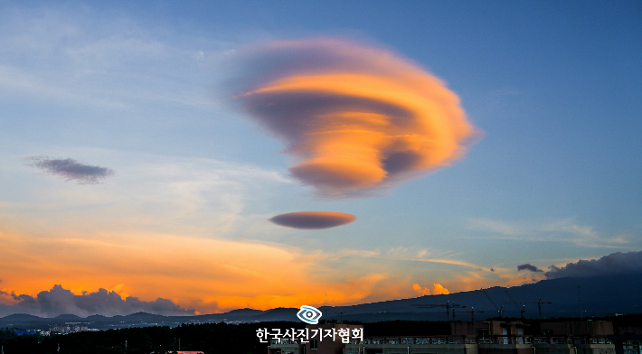 한국사진기자협회는 제62회 한국보도사진전 네이처 부문 가작 수상작으로 뉴시스 우장호 기자의 '제주 하늘에 UFO 닮은 렌즈구름'을 선정했다고 3일 밝혔다. 한국사진기자협회 제공