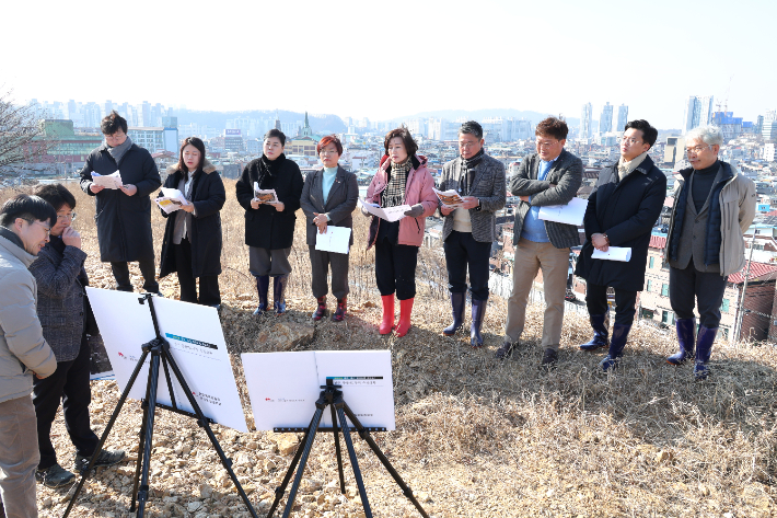 전주시의회 문화경제위원회가 3일 전주 종광대의 후백제 토성 유적을 찾아 보존과 활용 방안을 점검하고 있다. 전주시의회 제공