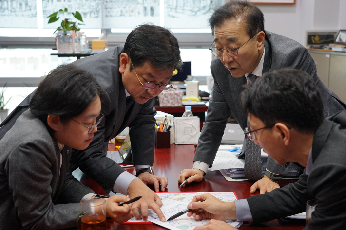 더불어민주당 김태선 국회의원(울산 동구)과 국민의힘 조지연 국회의원(경북 경산시)은 3일 김윤덕 국토교통부 장관을 만나 울산~경산 고속도로 건설을 건의했다. 김태선 의원실 제공