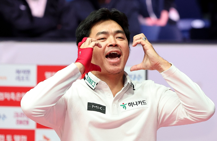 Q.응우옌이 2일 경기도 '고양 킨텍스 PBA 스타디움'에서 열린 2025-26시즌 9차 투어 '웰컴저축은행 PBA 챔피언십' 남자부 결승에서 다니엘 산체스를 꺾고 우승한 뒤 하트 세리머니를 펼치고 있다. PBA