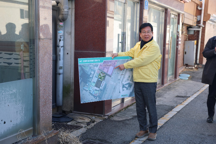 박병규 광산구청장이 광주송정역 인근 폐유흥가 정비 조감도를 보며 설명하고 있다. 광주 광산구 제공 