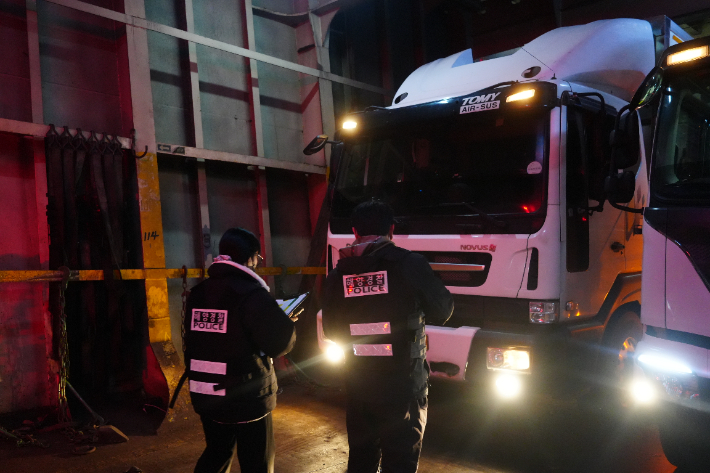 목포해양경찰이 화물선의 승선 정원 초과 운항 여부를 단속하고 있다. 목포해양경찰서 제공