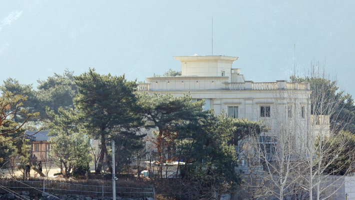 통일교·신천지의 정교 유착 의혹을 수사하는 검·경 합동수사본부가 신천지 시설 압수수색에 나선 지난달 30일 오전 경기도 가평군 고성리 신천지예수교 증거장막성전 평화의 궁전 일대가 적막하다. 연합뉴스 제공