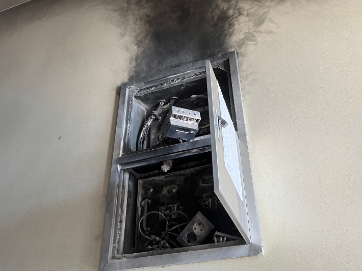 3일 부산 해운대구의 한 공동주택 전기계량기에서 불이 난 모습. 부산소방재난본부 제공 