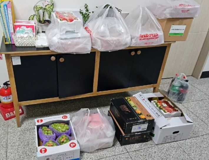 보육원 방문 기부 사진. 온라인 커뮤니티 캡처