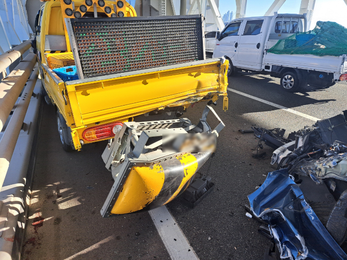 3일 부산 광안대교 하판에서 SUV차량이 도로청소차량을 들이받아 작업자 2명이 병원으로 옮겨졌다. 부산경찰청 제공 