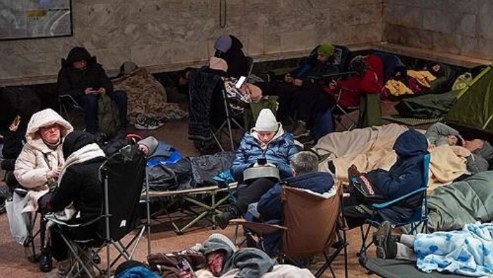 러시아 공습으로 대피한 키이우 주민들. 연합뉴스