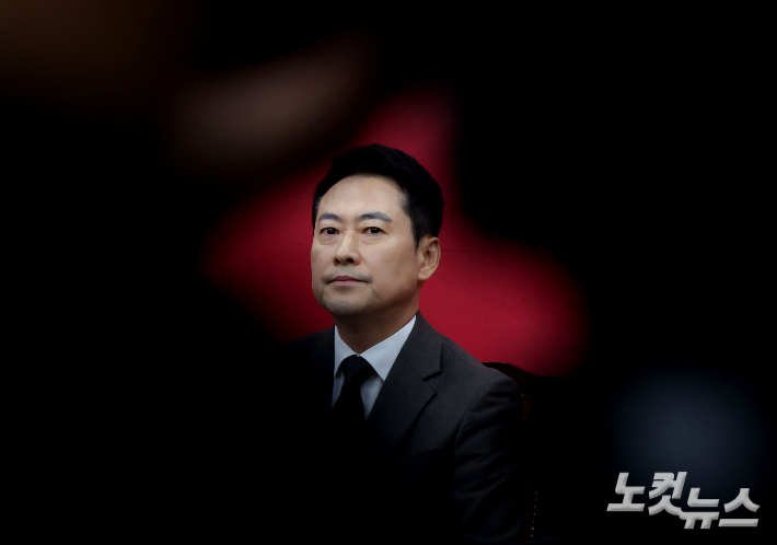 국민의힘 장동혁 대표가 지난달 29일 국회에서 열린 최고위원회의에 참석해 생각에 잠겨있다. 황진환 기자