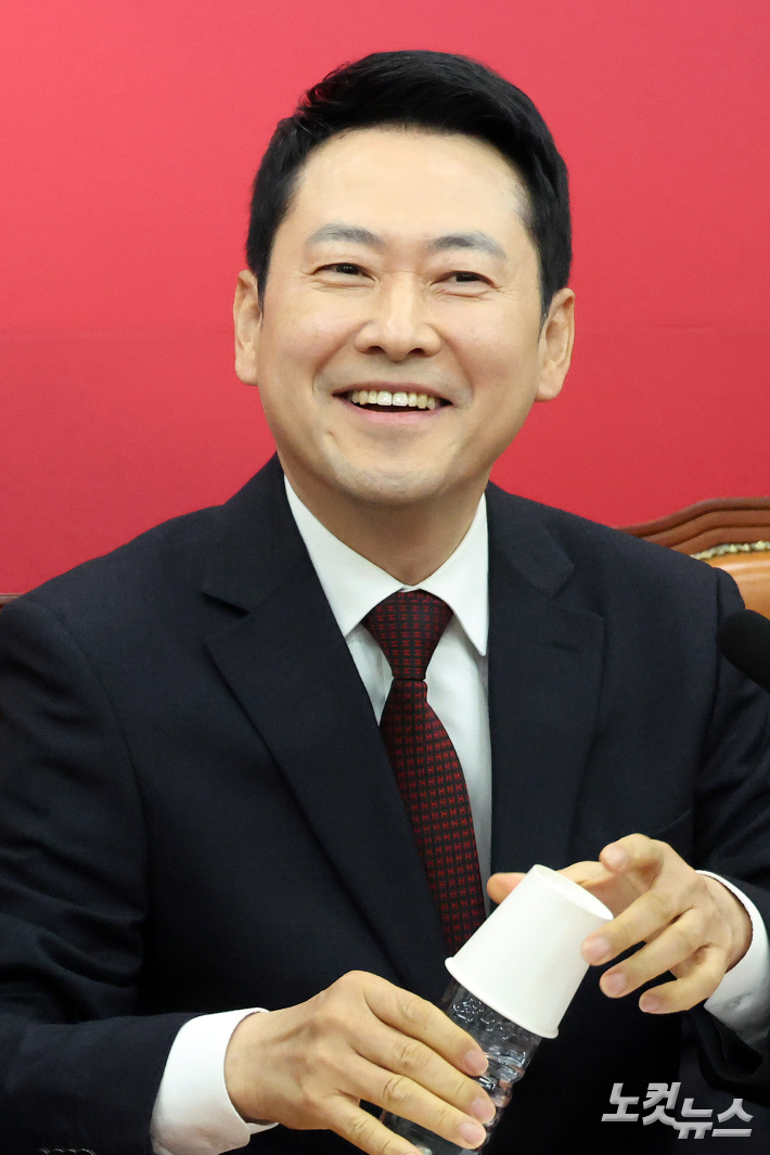 국민의힘 장동혁 대표가 2일 서울 여의도 국회에서 열린 최고위원회의에서 밝은 표정을 짓고 있다. 윤창원 기자