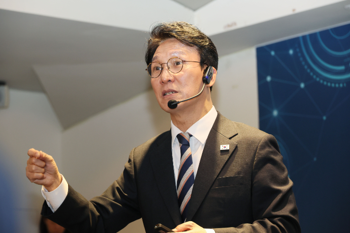 김민석 국무총리가 3일 서울 중구 달개비에서 중소기업인들 대상으로 열린 K-국정설명회에서 강연하고 있다. 연합뉴스