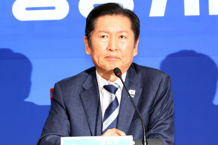 더불어민주당 정청래 대표가 3일 국회에서 자신의 핵심 공약인 1인1표제가 최종 관문인 당 중앙위원회를 통과한 직후 열린 기자 간담회에서 발언하고 있다. 연합뉴스