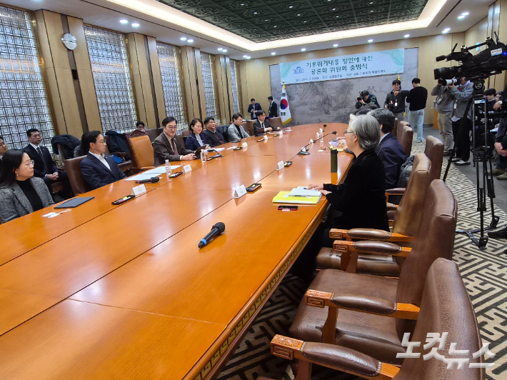 국회 기후특위는 탄소중립법 개정을 위한 공론화위원회를 위촉, 3일 서울 영등포구 국회의장접견실에서 출범식을 가졌다.  이 자리엔 우원식 국회의장(왼쪽 네 번째)과 위성곤 기후특위위원장(왼쪽 두 번째)도 참석했다. 최서윤 기자 