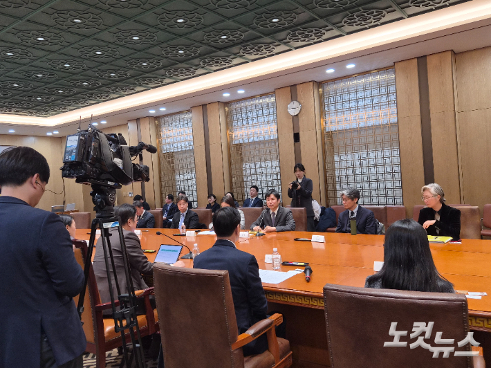 국회 기후특위는 탄소중립법 개정을 위한 공론화위원회를 위촉, 3일 서울 영등포구 국회의장접견실에서 출범식을 가졌다.  공론화위원장을 맡은 이창훈 전 한국환경연구원 원장(서울대 환경대학원 특임교수)이 발언하는 모습. 최서윤 기자 