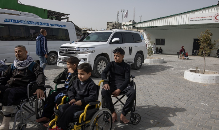 2일(현지시간) 가자지구 남부 칸유니스의 팔레스타인적신월사병원에서 치료를 위해 이집트 출국을 기다리는 환자들. 연합뉴스