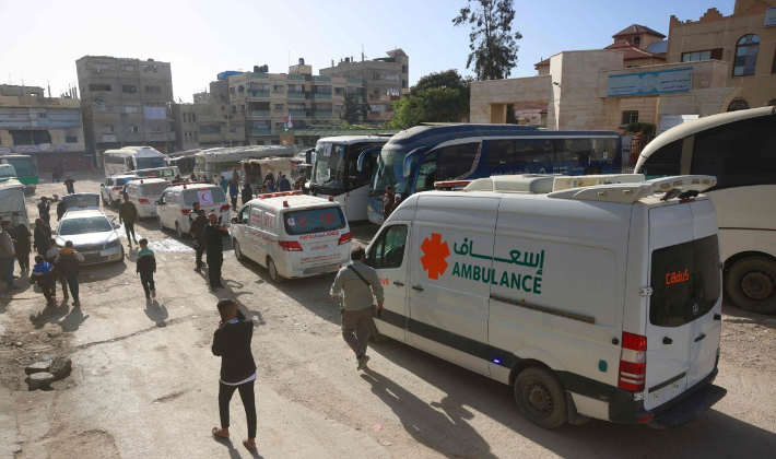 3일(현지시간) 가자지구 남부 칸유니스에서 환자들을 싣고 라파 국경검문소를 통해 이집트로 가려는 구급차들이 줄을 서서 대기 하고 있다. 연합뉴스