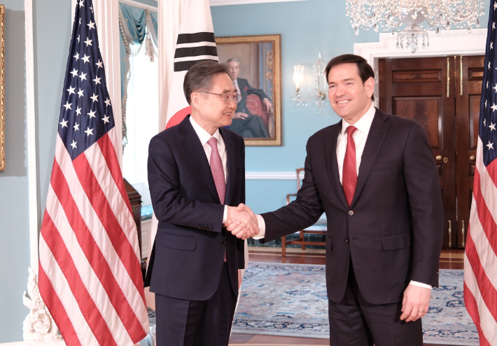 조현 외교부 장관이 3일(현지시간) 미국 워싱턴DC의 국무부 청사에서 마코 루비오 미 국무장관과 회담에 앞서 악수하고 있다. 연합뉴스