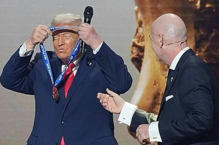 FIFA 평화상 받는 트럼프 대통령(왼쪽). 연합뉴스