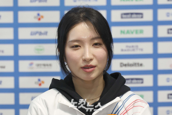2026 제25회 2026 밀라노·코르티나담페초 동계올림픽에 참가하는 쇼트트랙 김길리가 지난달 30일 인천국제공항 제2여객터미널을 통해 출국하기 전 취재진과 인터뷰하고 있다. 박종민 기자