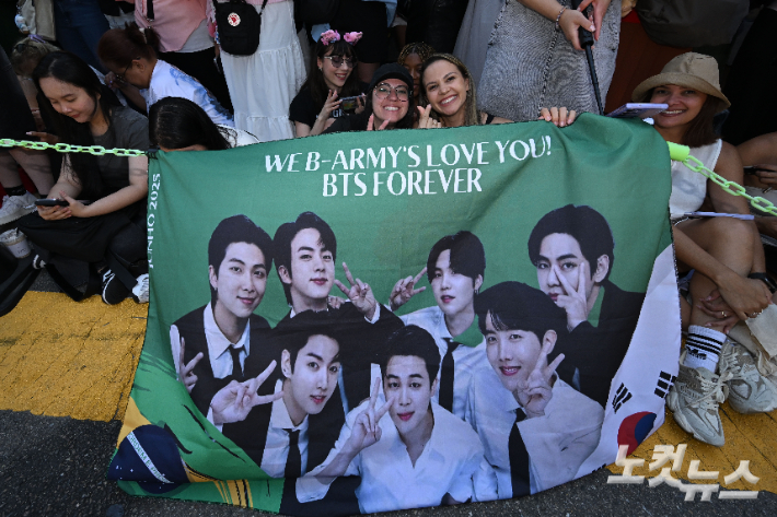 방탄소년단 멤버 RM과 뷔가 어제(10일) 전역한데 이어 지민과 정국이 11일 군 복무를 마치고 전역한 가운데 서울 용산구 하이브 사옥 앞에서 국내외 아미(ARMY·BTS의 팬덤)들이 멤버들의 전역을 축하하고 있다. 류영주 기자