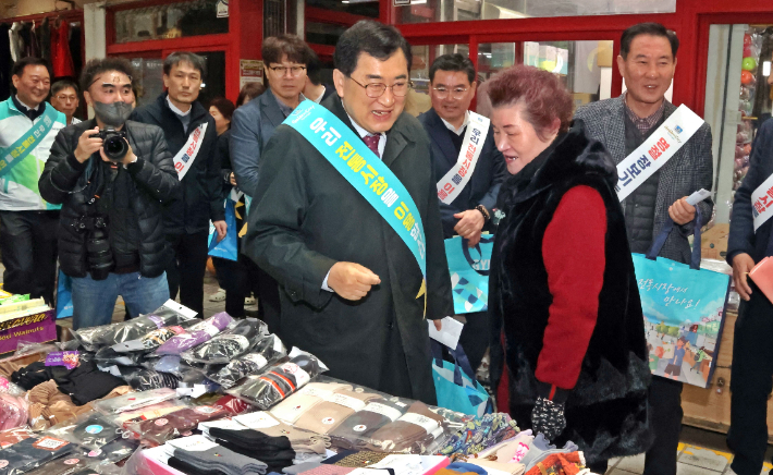 지난해 설 명절을 앞두고 주낙영 경주시장이 전통시장을 찾아 시민·상인들과 소통하며 민생 현장을 점검하고 있다. 경주시 제공