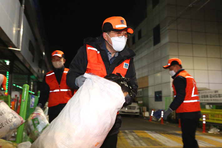  주낙영 경주시장이 환경정비 현장을 찾아 생활쓰레기를 수거하며 현장 점검을 하고 있다. 경주시 제공